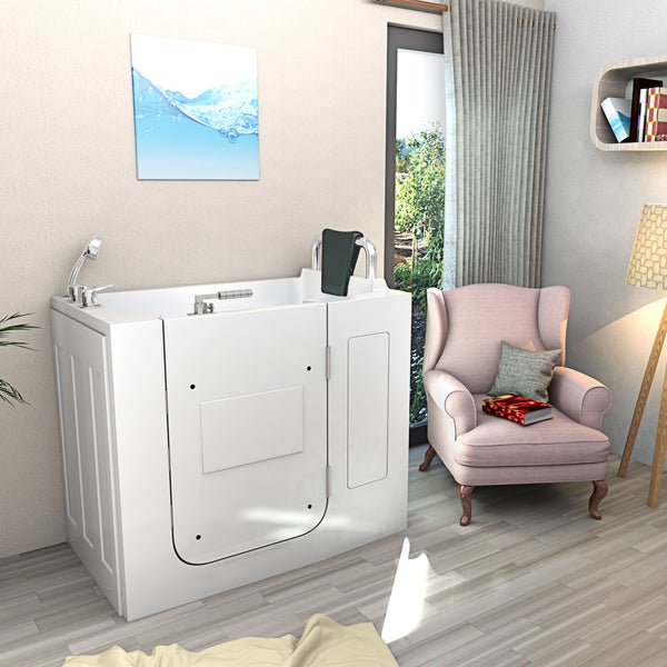 Weiße Sitzbadewanne mit Tür und Handbrause in einem hellen, organisierten Wohnraum mit Sessel und Stehlampe.