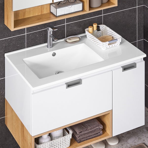 Waschtisch mit Unterschrank, Armatur und Ablageflächen im Badezimmer