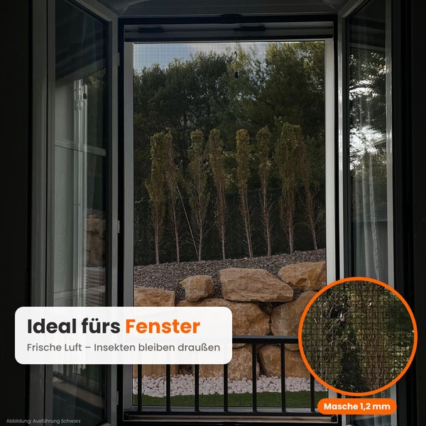 Insektenschutzrollo an einem geöffneten Fenster mit Blick in einen Garten, Maschenweite 1,2 Millimeter für effektiven Insektenschutz.