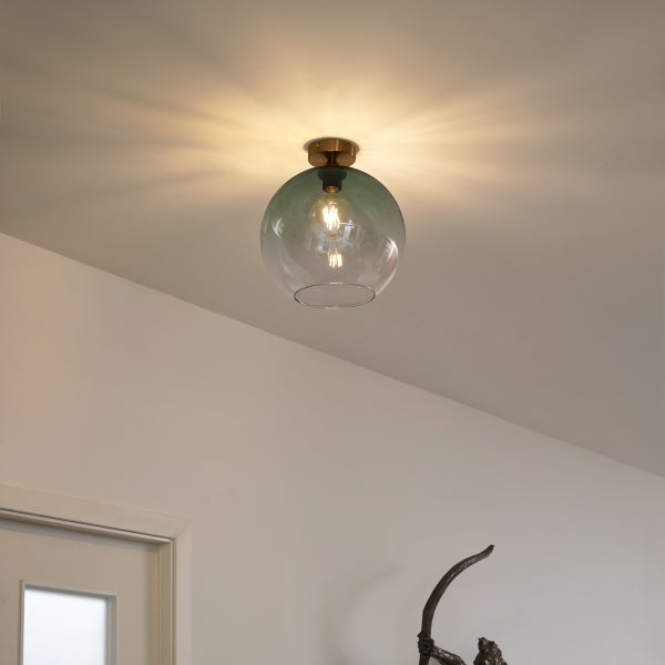 Deckenleuchte mit Glaskugel und Leuchtmittel an der Decke