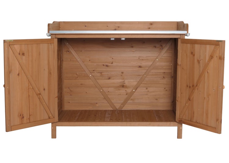 Geöffneter Geräteschrank aus Holz mit Hakenleiste