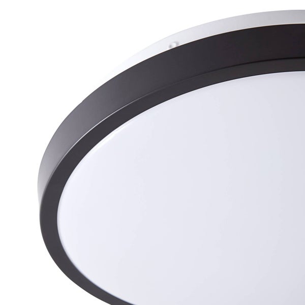 Detailansicht einer runden LED Deckenleuchte mit schwarzem Rahmen und weißer Abdeckung.