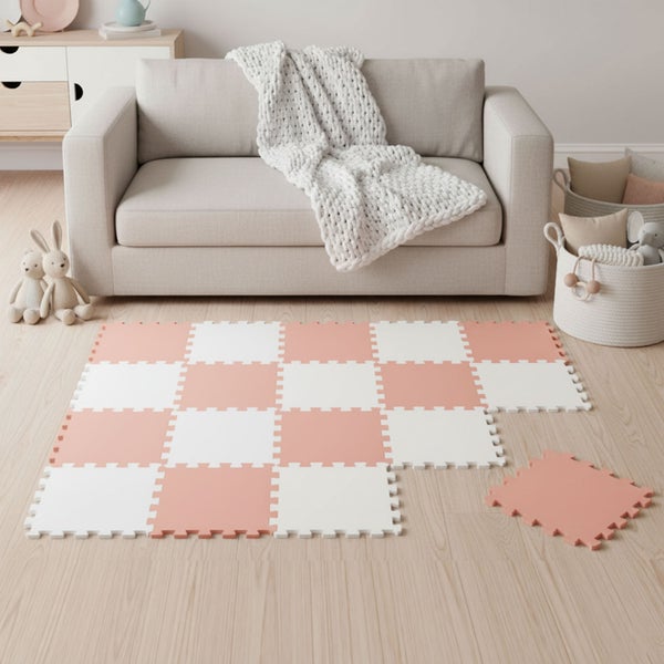 Kinder-Puzzlematte aus Schaumstoff mit Schachbrettmuster in einem hellen, organisierten Wohnzimmer vor einem Sofa.
