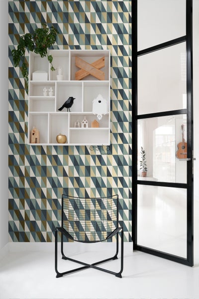 Zimmer mit geometrischer Tapete, Regal und Sessel