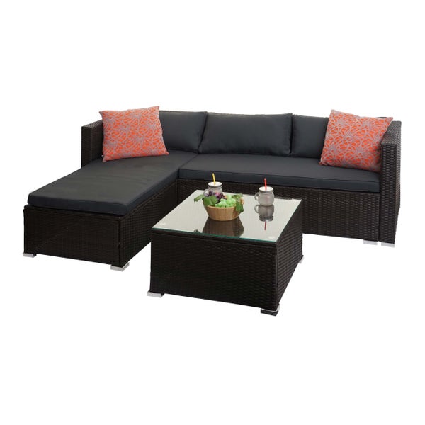 Ecklounge-Set aus Polyrattan mit grauen Polstern, inklusive quadratischem Tisch mit Glasplatte und zwei orangefarbenen Zierkissen.