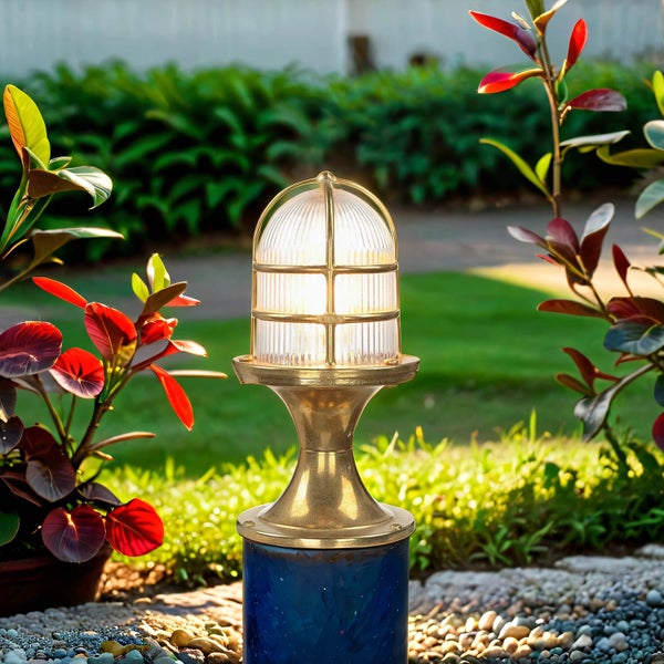 Gartenleuchte auf einem Sockel im Außenbereich