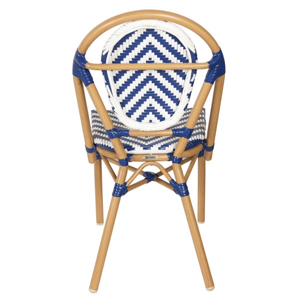Bistro-Stuhl in Rattan-Optik mit blau-weiß geflochtener Rückenlehne und Sitzfläche im Zickzack-Muster, Rückansicht.