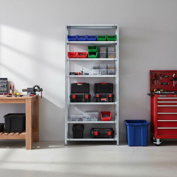 Helle, organisierte Werkstatt mit verzinktem Metallregal, Lagerboxen, transparenten Kleinteilebehältern und Werkzeugkoffern neben einer Holzwerkbank.