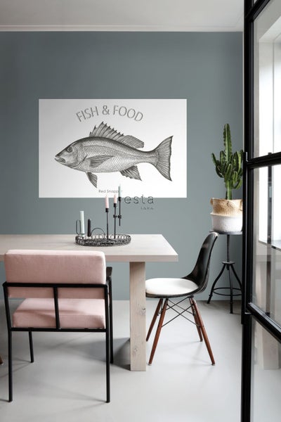Esszimmer mit Esstisch, Stühlen und einem Poster mit einer Fischabbildung