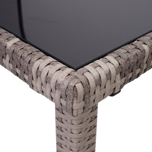 Detailansicht eines Gartentisches mit Glasplatte und Rattanoptik