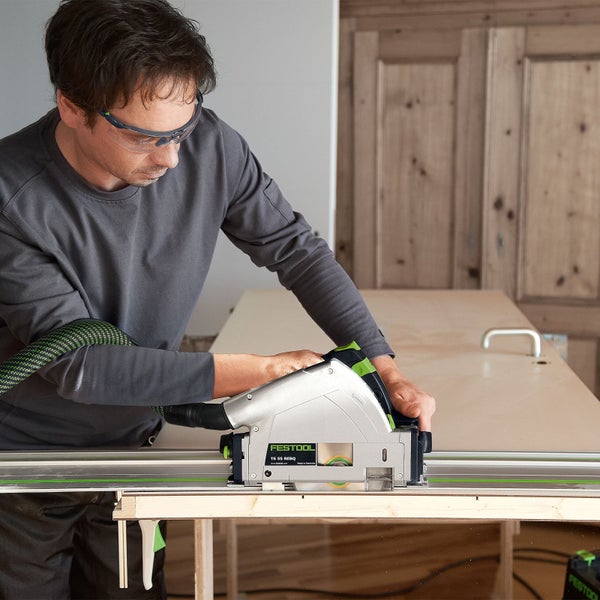 Mann schneidet Holz mit Tauchsäge Festool TS 55 REBQ