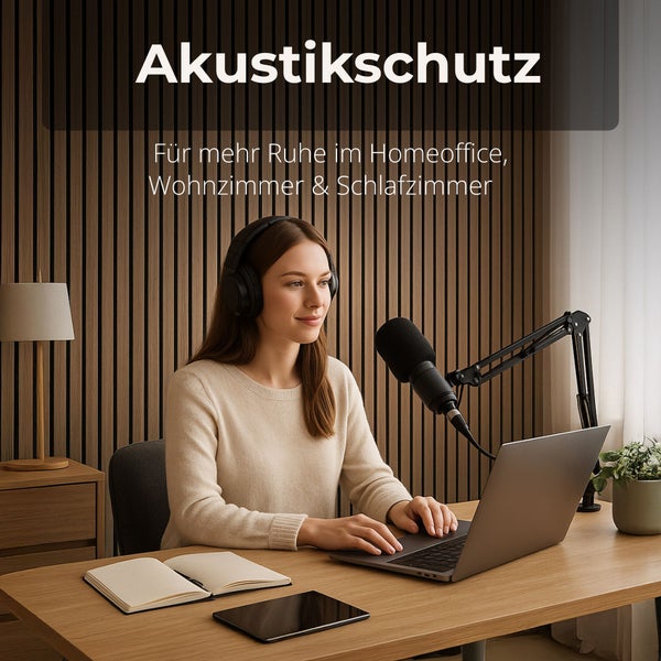 Frau im Homeoffice mit Kopfhörern und Mikrofon vor einer Wand mit Akustikpaneelen aus Holzlamellen.