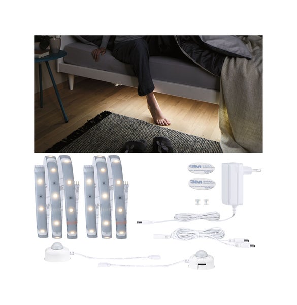 LED Bettlicht Set mit Bewegungsmelder zur automatischen Beleuchtung unter dem Bettgestell inklusive Netzteil und Klebepads für einfache Montage.