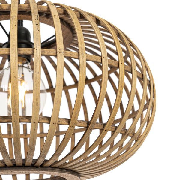 Hängeleuchte aus Bambus mit sichtbarer Glühbirne.