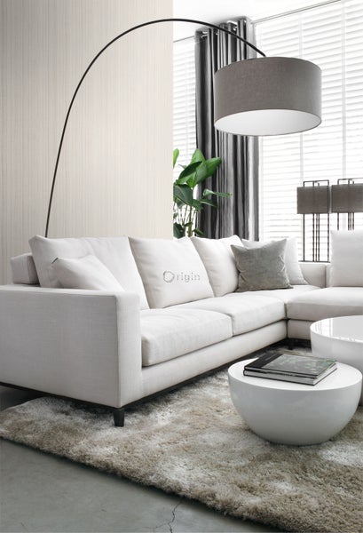 Wohnzimmer mit Ecksofa, Bogenlampe und Couchtischen