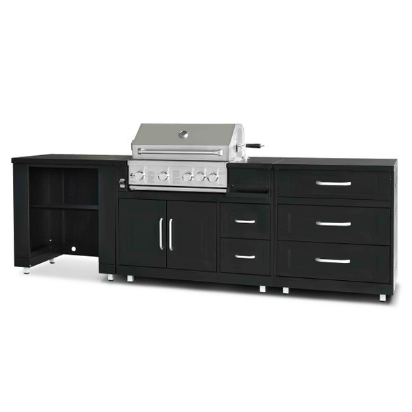 Moderner Gasgrill aus Edelstahl mit schwarzem Unterschrank, Türen und Schubladen in einer Außenküche auf Kiesoberfläche.