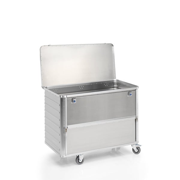 Aluminium-Transportkiste auf Rollen mit geöffnetem Deckel und Verschlusslaschen.