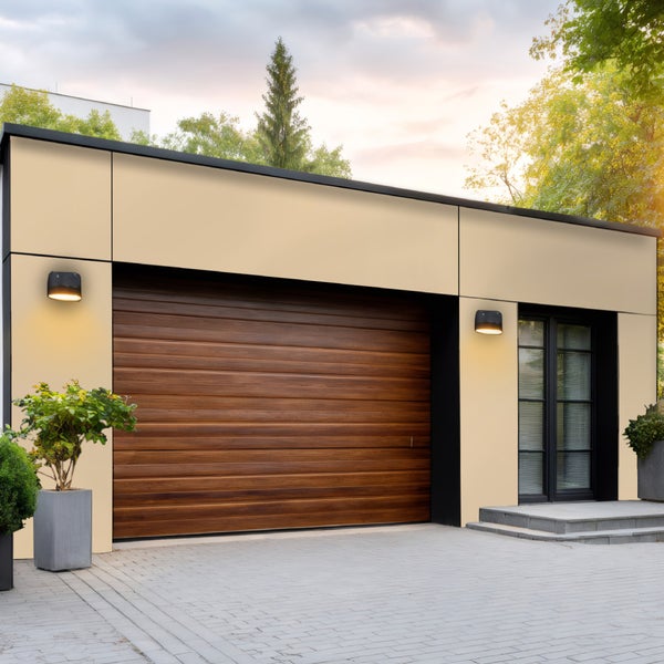 Moderne Garage mit Holztor, Außenbeleuchtung und Pflanzkübeln