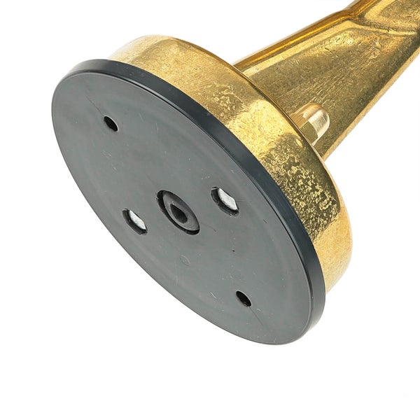 Detailaufnahme des Sockels eines goldenen Objekts mit Schraubenlöchern