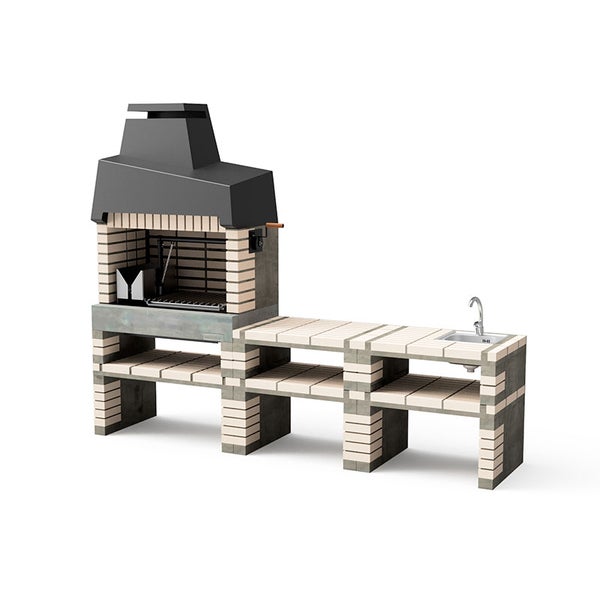 Stein Gartengrill mit Abzugshaube und seitlicher Arbeitsfläche inklusive Spülbecken aus Metall für den Außenbereich.