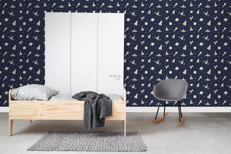 Kinderzimmer mit Bett, grauem Teppich und Tapete mit Weltraummotiv