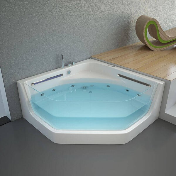 Eckwhirlpool mit Glasfront in einem modernen Badezimmer mit Holzpodest und grauen Fliesen.
