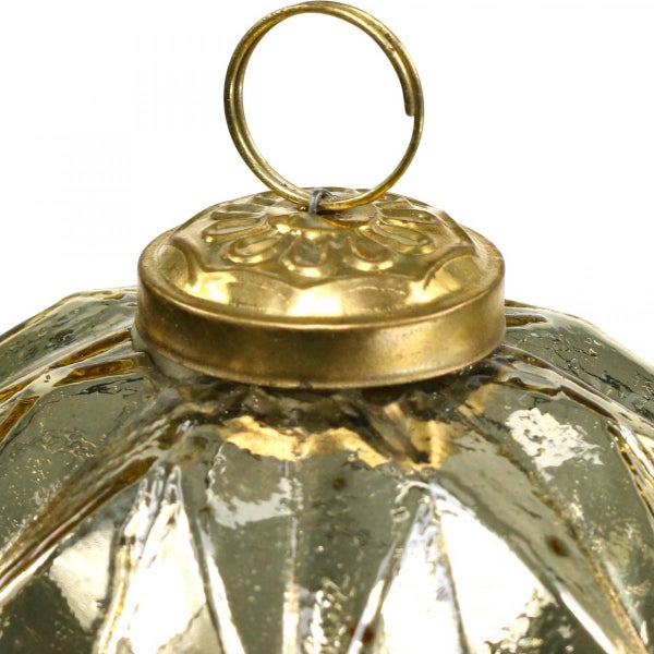 Nahaufnahme einer Christbaumkugel aus Glas mit Aufhänger