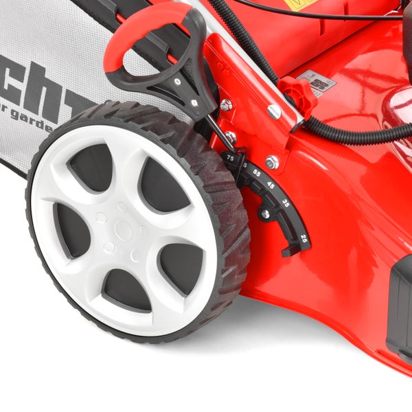 Detailansicht eines Rasenmähers mit Fangkorb und Höheneinstellung