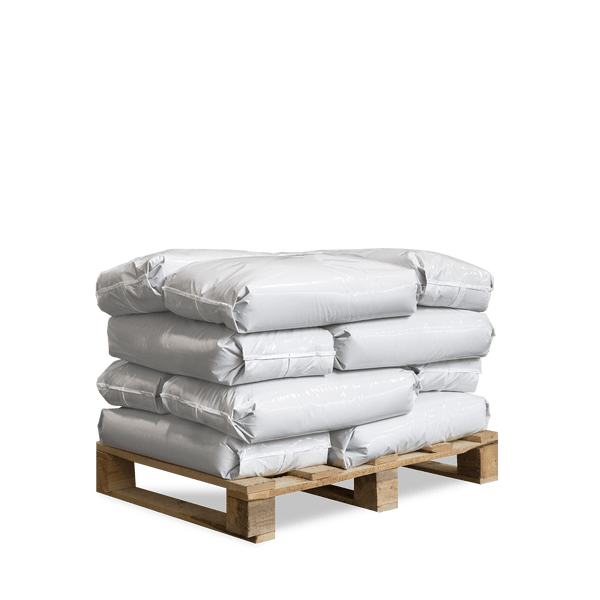 Gestapelte weiße Säcke auf einer Holzpalette.