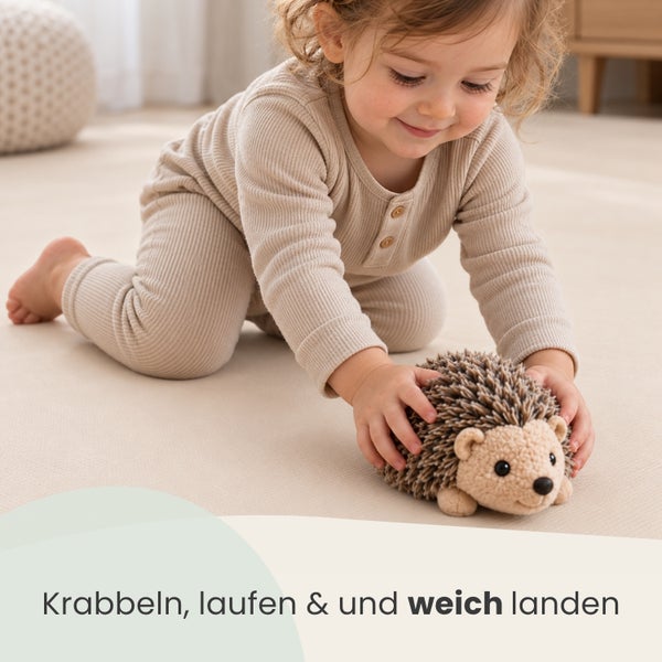 Kleinkind krabbelt auf einer weichen Bodenmatte und spielt mit einem Stoffigel, Text zeigt Krabbeln laufen und weich landen.