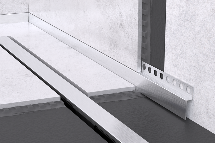 Edelstahl-Fliesenprofil für den Wand- und Bodenabschluss in einer modern gefliesten Dusche mit Duschrinne.