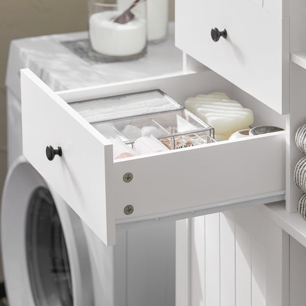 Geöffnete Schublade eines Badezimmerschranks mit verschiedenen Badartikeln