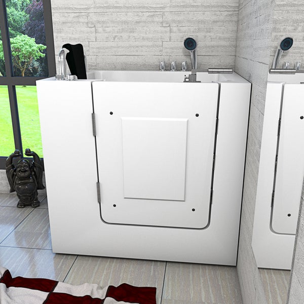Begehbare Badewanne mit Tür in einem hellen Badezimmer