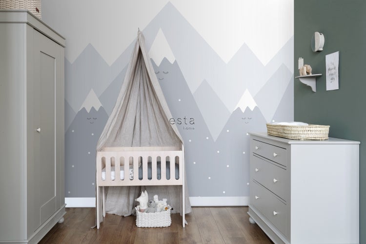 Kinderzimmer mit Kinderbett, Kommode, Schrank und Bergtapete