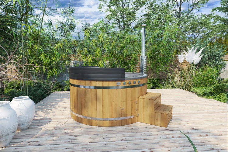 Holzbeheizter Badezuber mit Treppe und Edelstahlschornstein im Garten