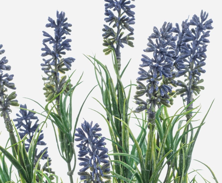 Künstliches Gras mit dichten grünen Halmen und segmentierten Stielen für die Dekoration.