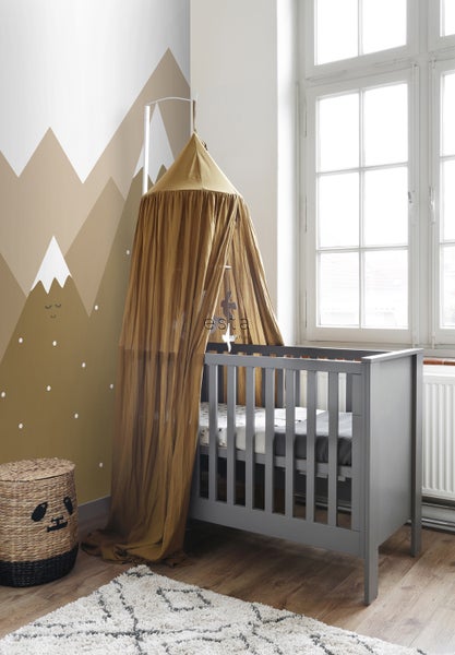 Kinderzimmer mit grauem Kinderbett und Betthimmel