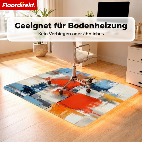 Floordirekt Bodenschutzmatte mit abstraktem Muster unter einem Bürostuhl auf Holzboden, geeignet für Fußbodenheizung.