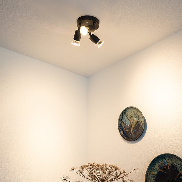 Deckenleuchte mit drei Strahlern im Raum.