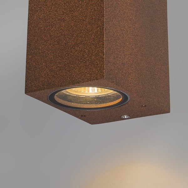 Eckige Außenwandleuchte in Rostoptik mit integriertem Leuchtmittel, Lichtaustritt nach unten.