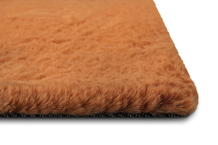 Hochflor Teppich in Cognac mit flauschiger Oberfläche aus Kunstfell.
