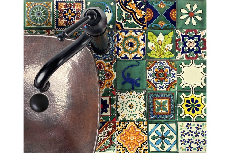 Helle Küche mit dunklen Schränken, Arbeitsplatte aus Holz und Mosaikfliesen