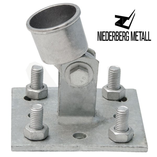 Verstellbarer Pfostenträger aus Metall mit quadratischer Grundplatte, vier Schraubbolzen und Gelenk für Rohre. Niederberg Metall Logo.