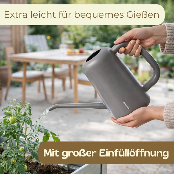 Eine Person gießt eine Pflanze mit einer leichten Gießkanne mit großer Einfüllöffnung auf einer Terrasse.