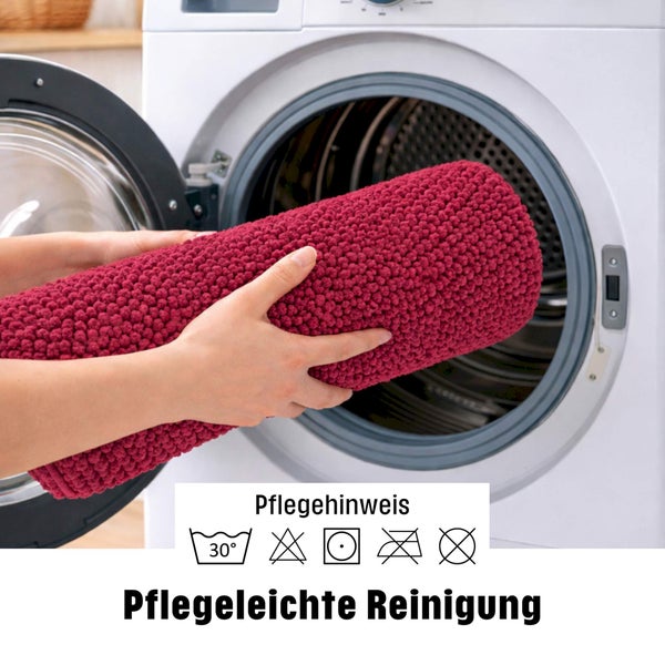 Waschbarer Badteppich wird in eine Waschmaschine gelegt
