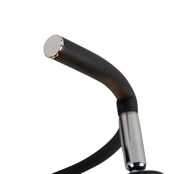 Nahaufnahme eines flexiblen Lampenarms in Schwarz mit verchromten Elementen.