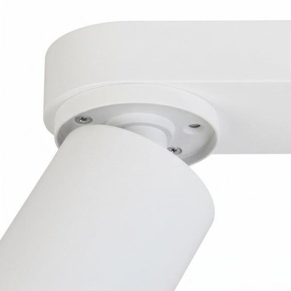 Detailansicht eines schwenkbaren Deckenspots aus Metall zur Deckenmontage