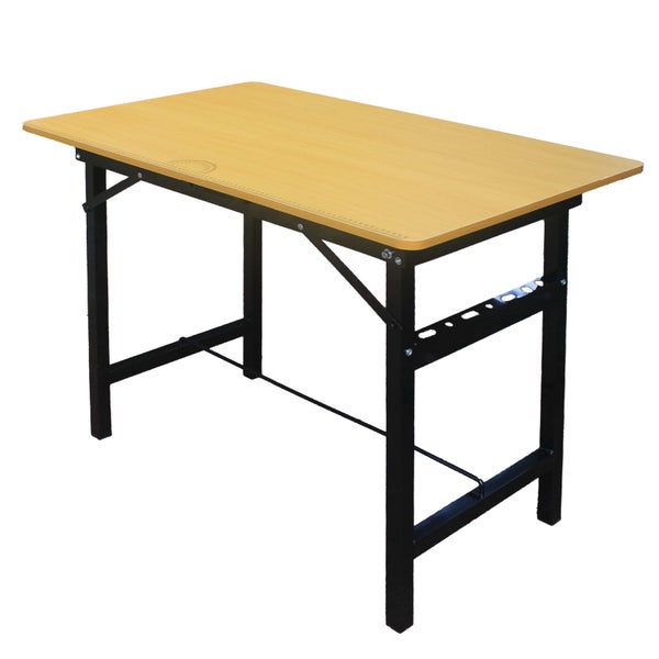 Klappbarer Tapeziertisch mit Holzplatte, schwarzem Metallgestell sowie aufgedrucktem Maßband und Winkelmesser.