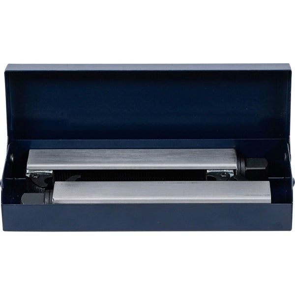 Biegewerkzeug in einer Metallbox