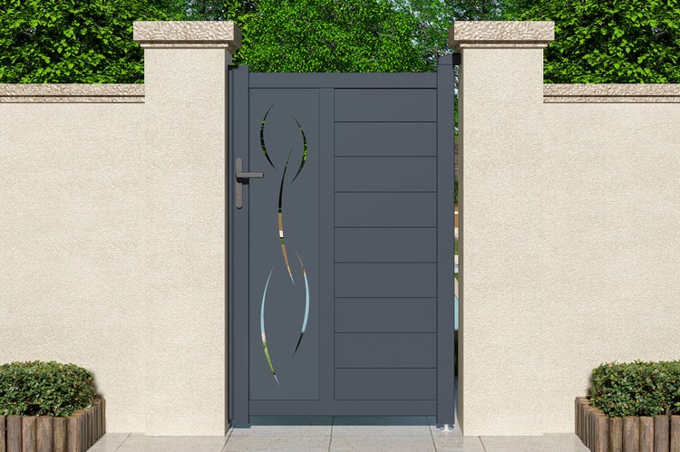 Modernes Gartentor in Anthrazit mit geschwungenen Ausschnitten und horizontalen Lamellen zwischen zwei hellen Mauerpfeilern.